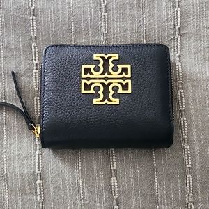NWT Tory Burch Britten Wallet Black Leather Gold Logo